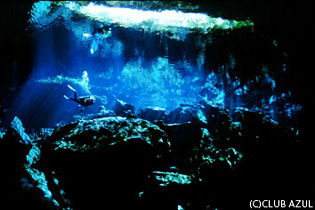 「チャックモール」では水面から差し込む光が、美しく水中を照らす幻想的なシーンが見られる（写真提供／クラブアズール） 