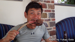 カメラマンの石川肇、1kgの「トマホーク」にかぶりつきます！　美味しすぎて意外にペロッと食べられた