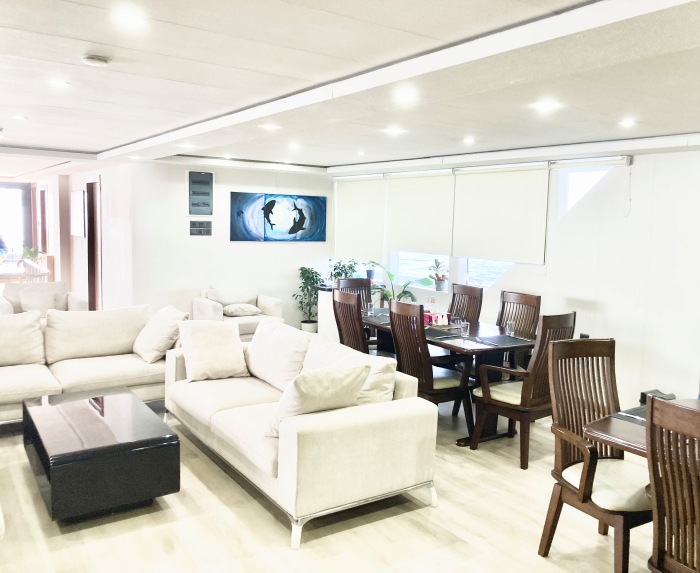 食事をしたり、ゆったりくつろげるラウンジ。ダイニングテーブルはゲストが一度に食事できる席数があります