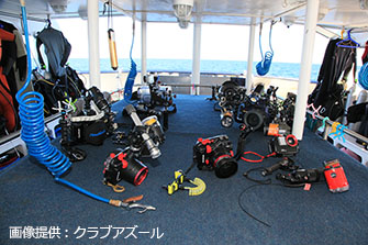 水中カメラを扱う専用テーブルがダイブデッキに設置されているボートも。濡れたカメラを船室に持ち帰らずに済む。エアプレッシャーも完備。