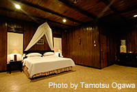 緑豊かなレンベ島の穏やかな湾に面したリゾートは、敷地を上手に使って施設が建築されている。写真はデラックスコテージのモダンタイプ。ベッドルームがとっても広く、別にリビングルームがある部屋もある