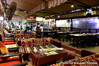 店内は奥に広い。エジプトの飲食店ではこうしたテーブルの低いソファーセットが主流