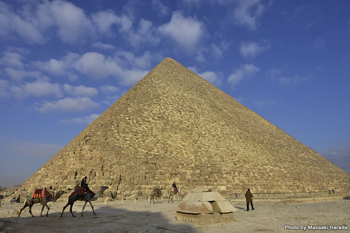 クフ王のピラミッドは内部見学をすることも可能ですが、一日300人までなので事前予約が必要