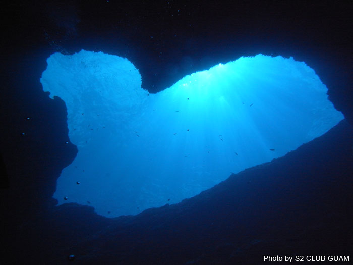 グアムといえばハート型の穴の「ブルーホール」。深度が深めなので中性浮力必須