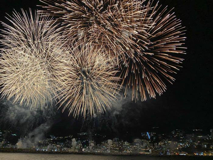 《ダイビングサービス熱海》では花火ツアーを開催。海上で間近で花火を見ることもできます