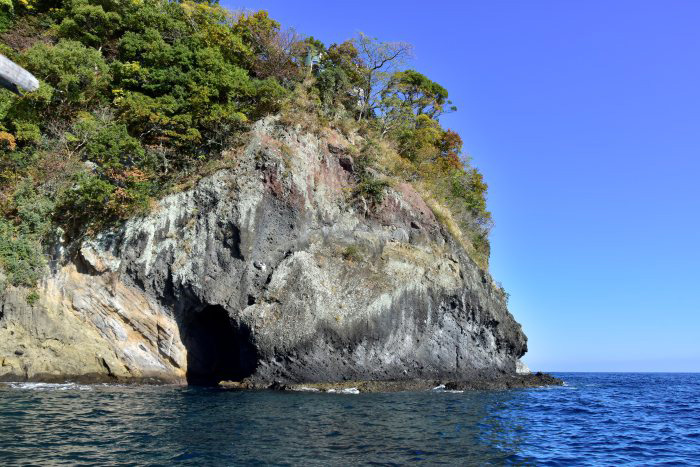 岩の色が違って地質的にもおもしろい「小曾我洞窟」。えぐれて黒く見えるところにトンネルがあります