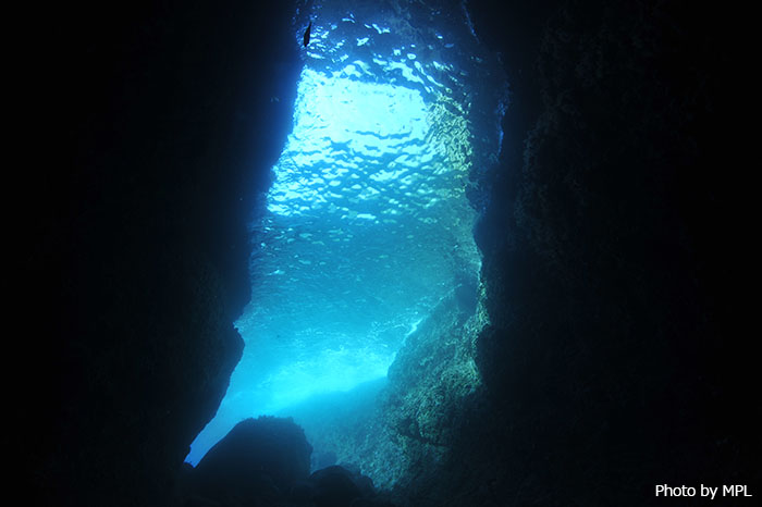 洞窟を抜けると目の前に穴の形に切り取られた青い海が