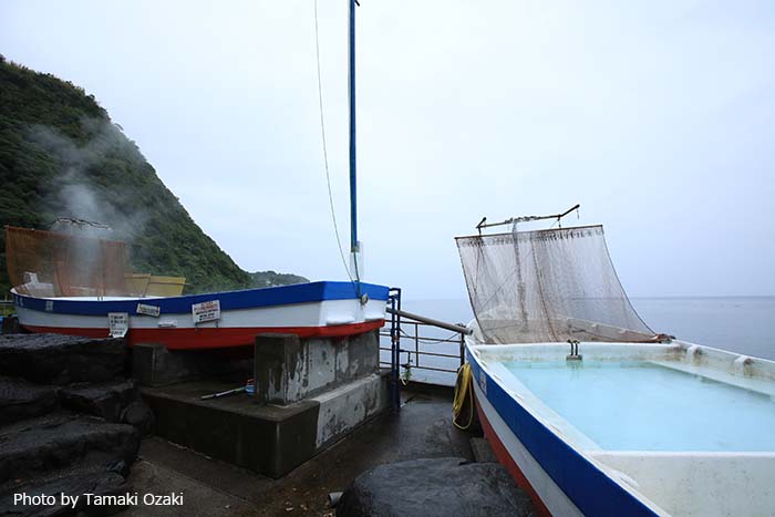 富戸名物「温泉丸」。漁船を利用した湯舟の右側はスーツのまま入れるダイバー仕様。海を眺めながらのんびり体をあたためられます