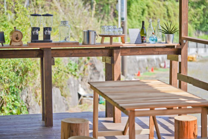 2024年リニューアルしたオープンテラス「See Terrace」。海を目の前にの～んびり