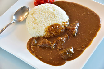 ランチを申し込めば、あったかいカレーライスが提供されます！　煮込んで煮込んだカレーが超美味！