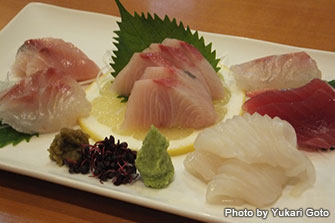 泊まりがけで出かけても楽しい伊東エリア。新鮮な魚がおいしい。写真は伊豆高原駅近くの《居酒屋 金べえ》