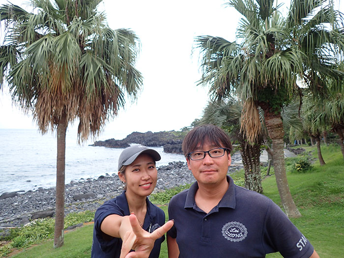 今回ご回答いただいた山田直幸さん（右）はIOPでのガイド歴３年。初心者、ブランクダイバーからベテランまでていねいにご案内♪