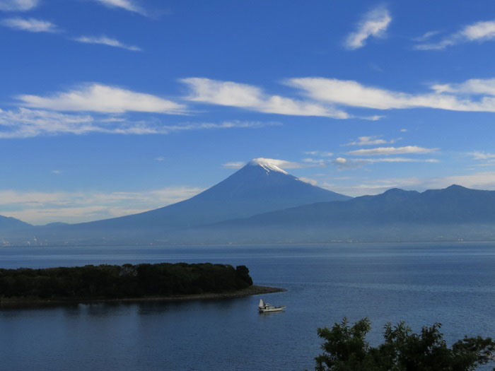 真ん中に細長く伸びている岬が大瀬崎の一部。富士山に抱かれるような位置にあり、駿河湾に面した理想的なダイビングエリアです