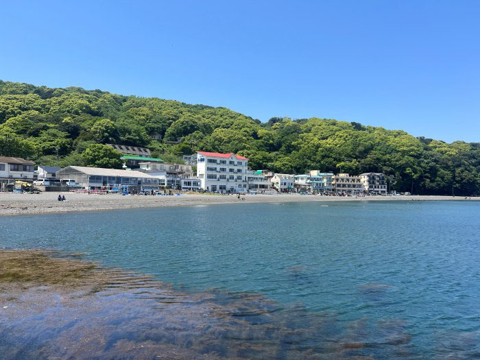 大瀬崎の内湾に面して延びるビーチ。夏は人気の海水浴場にもなります