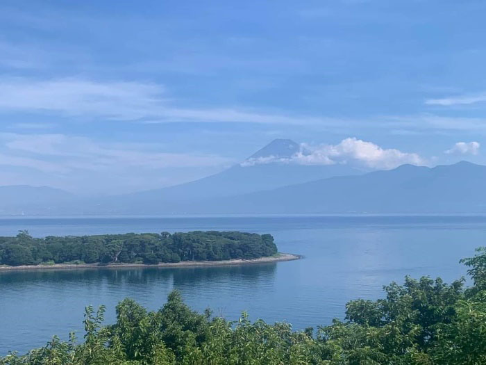 雄大な富士山のもとに広がる駿河湾。細長く延びる岬が大瀬崎