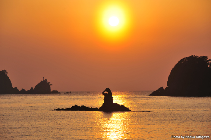 時間帯を狙って写真を撮ればオレンジ色に染まる海岸線を撮影できます。もう少し日が傾くと岩の先端に太陽がきてろうそくのようになります