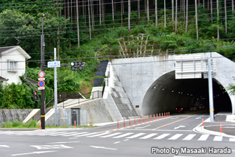 このトンネルと抜けると国道136号に繋がっています。20分も短縮されたのはうれしい限りですね