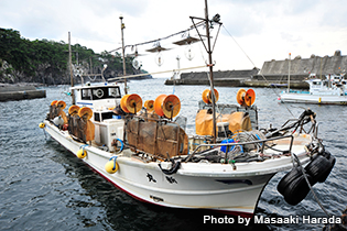 ボートはいとう漁業協同組合八幡野支所の漁船を利用する。写真は「新丸」