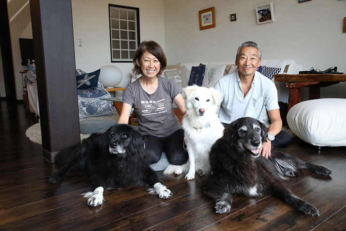 スタッフの平井正志さん（右）と田中啓子さん（左）。「大型犬がいるので、犬とふれあいたい方もぜひ！」