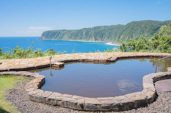 八丈島には7つの温泉があります。末吉温泉「みはらしの湯」の露天風呂では、昼は海を眺めながら、夜には満天の星を眺めながら温泉に浸かることができます(写真提供/一般社団法人 八丈島観光協会)