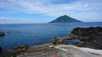 「ナズマド」のエントリー/エグジット口 。対岸に見えるのが八丈小島。島の間は潮の通り道になっていて、潮当たりが良く透明度も抜群!