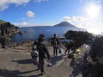 ビーチスポットも充実している八丈島。八丈小島を望む「ナズマド」のエントリー／エグジット口からは、八丈小島が見える