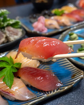 海の幸が豊富な八丈島ですが、「島寿司」はぜひ食べてみたい料理のひとつ。八丈産のトビウオやメダイをヅケにして、ワサビではなく辛子を使い、甘めのシャリで握っています。島焼酎とよく合います（写真提供／一般社団法人 八丈島観光協会）