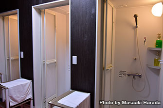 室外にもシャワーがあるが、室内のシャワーは個室になっており、シャンプーなども1部屋ごとに