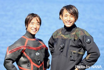 カメラマン・茂野優太さん（右）と、《ダイビングショップNANA》代表・佐藤輝さん