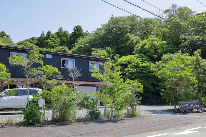 《ラプレ串本》は閑静な丘の上にあり、朝は鳥のさえずりで目覚めます