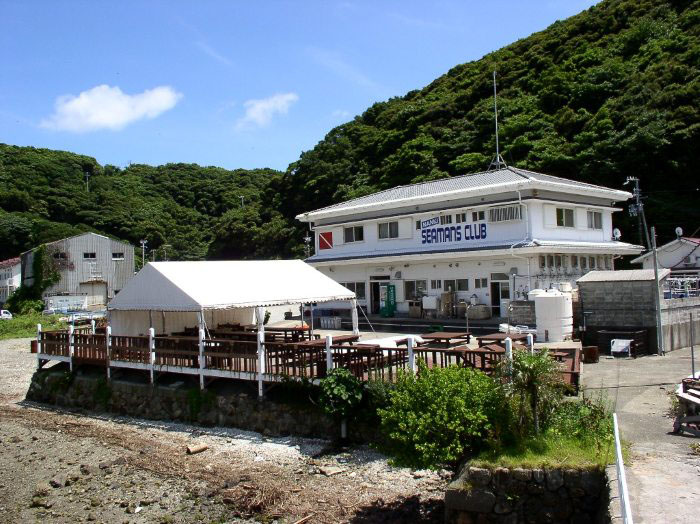 《南紀シーマンズクラブ》のメインの建物と敷地内にあるテラス