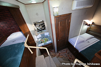 船首2部屋のダブルサイズとシングルサイズのベットがあるお部屋です。