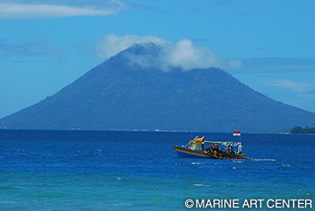 メナドの沖合に浮かぶメナドトゥア島。島のまわりにはダイビングスポットが点在している。美しい円錐形の山があり、“メナド富士”と呼ばれている