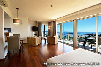 明るく快適な客室。バルコニーからアンスバタの海が一望に見渡せます
