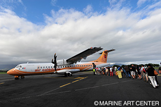 ヌメアからイル・デ・パンに向かう国内線の飛行機。2列・2列の小型飛行機で、タラップから直接地面に降り立つタイプ
