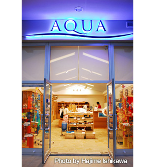 日本人向けのお土産店として有名な《アクア》。
ニューカレドニアならではのお土産が買えるとあって人気。日曜も営業