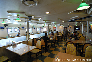 船内のレストラン