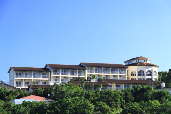 《ホテル イルマーレウナリザキ》の海からの眺め。まるで南欧のリゾートのよう