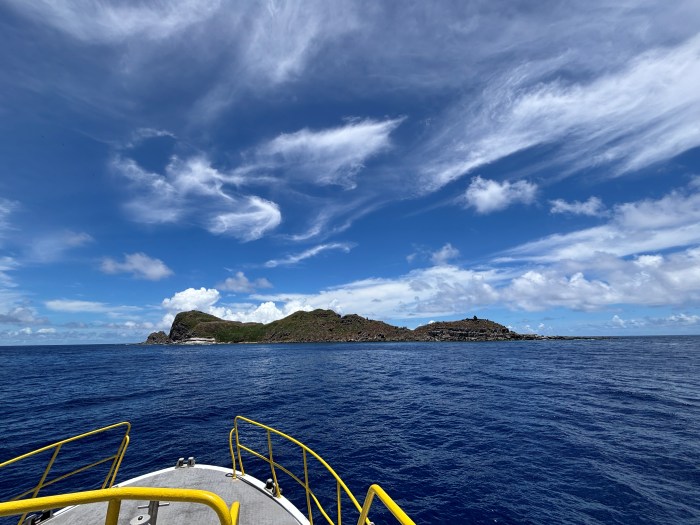 青い大海原にひょっこり現れるオガンこと仲ノ神島
