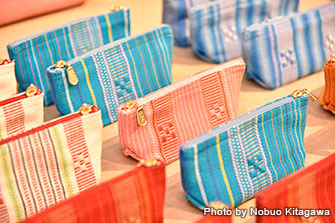 石垣島伝統の織物・ミンサー織。最近はカラフルでお洒落な色合いのものも多く、小物ならおみやげにも手頃