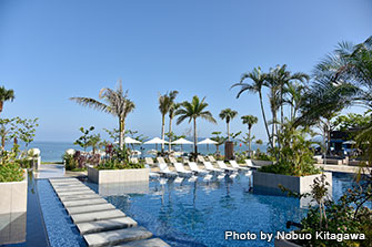 広大な敷地を有する《フサキビーチリゾートホテル＆ヴィラズ》はビーチにプール、スパ、レストランからヨガやSUPなどのアクティビティまで揃っている。リゾート内だけでも満喫できる！