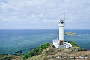 平久保崎は石垣島の最西端に位置する岬。平久保半島から川平湾がある藤枝半島までは孤を描くように海岸線が続いており、その眺めは圧巻