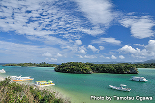 マンタが見られる川平湾は国の名勝地にも指定されていてその美しさは折り紙付き。石垣島No.1の人気観光スポット