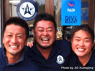 2006年に《JiC久米島》がオープンした当初から頑張っている戸田貴之さん（真ん中）を筆頭に、ベテランガイドの成田逸美さん（左）、そして元気な新人、阿藤詩織さん（右）らが迎えてくれる