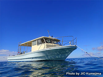 ハワイ語で「静かな水面」を意味する「Lana」号は2018年6月就航の新しめのダイビング専用ボート。トイレ・真水シャワー付きで、使い勝手の良さをとことん追求