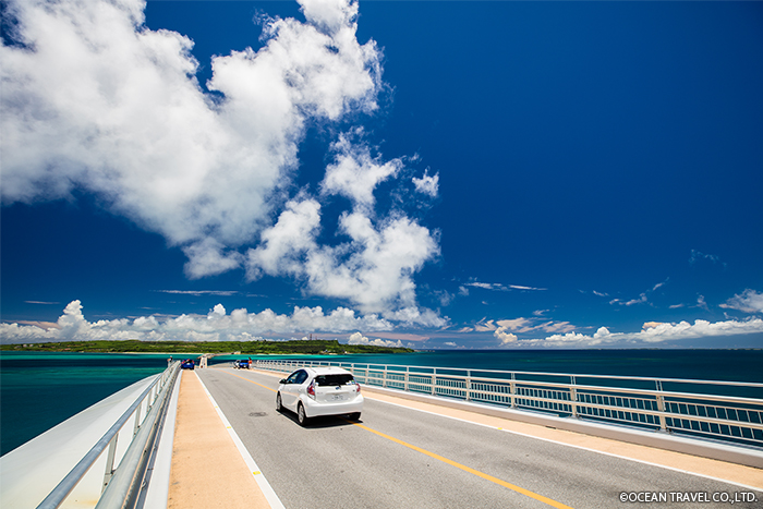 伊良部大橋は交通の便利性を高めただけでなく格好のドライブスポットとして人気です