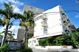 平良港に隣接し、繁華街にも近く便利な《ホテル共和》は使い勝手がいいホテルとして人気