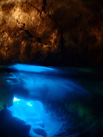 メインの洞窟はエアドームになっていて、ひと味違うダイビングが楽しめる