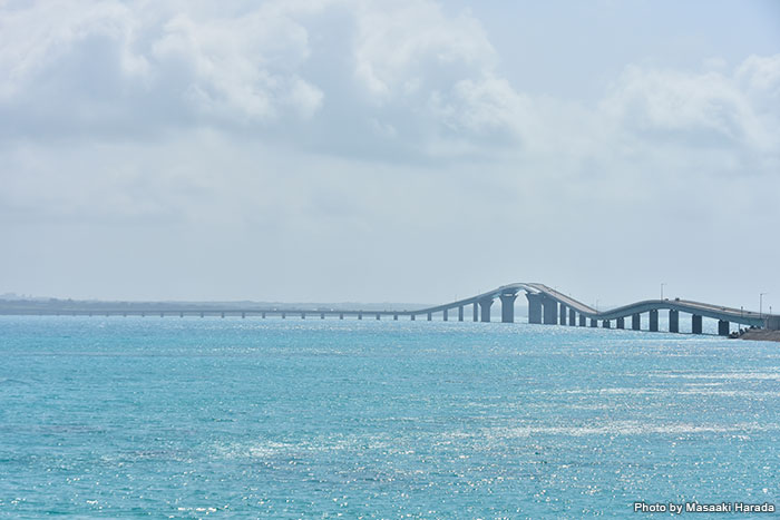 伊良部島と宮古島を結ぶ「伊良部大橋」は2015年開通。観光名所としても名高い