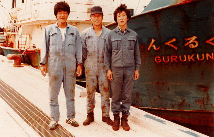 ダイビングショップを始める前、潜水士として活躍していた社長の稲井さん（中央）